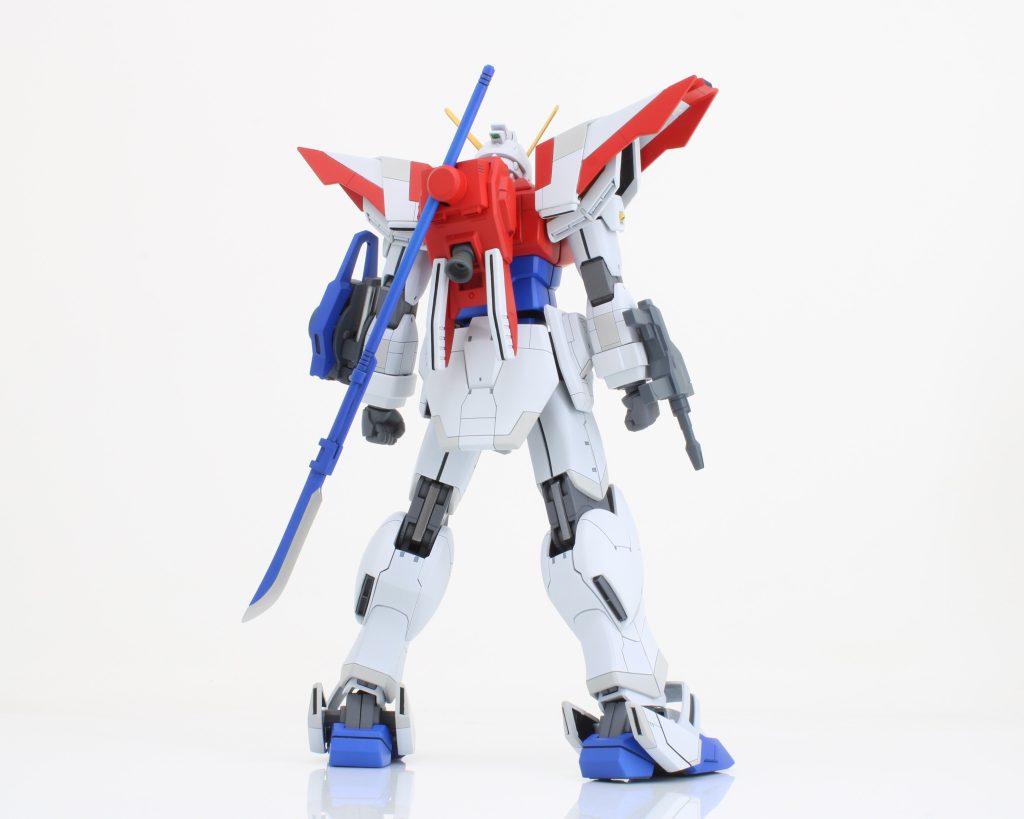 全体的にくどくならない程度にスジボリディテール追加、設定画にはあるもののキットに無かったスラスターノズルを増設 作り直し等しています。ベースのシャイニングガンダムはスタイル自体良いと感じたのでそこは特に弄ってはいません。