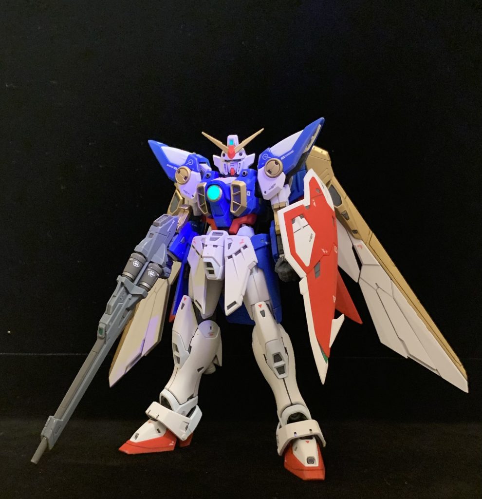 ツインアイと胴体のクリアパーツはブラックライトで光ります。