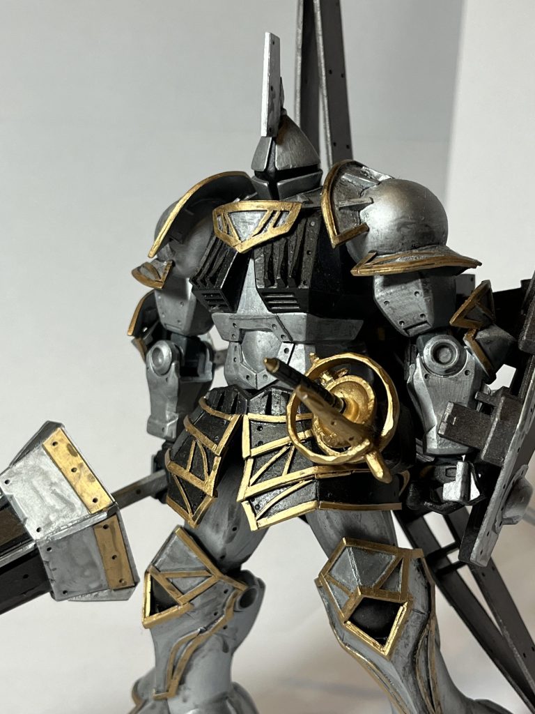 各部の装甲を追加し、プラ板でレリーフを装飾しました。