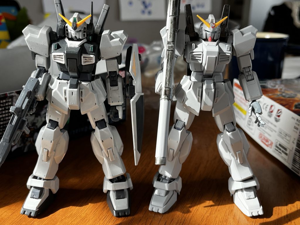 ガンプラ作り復帰して最初に作ったマークIIと。こちらは改造なしで筆塗りしただけのやつ。