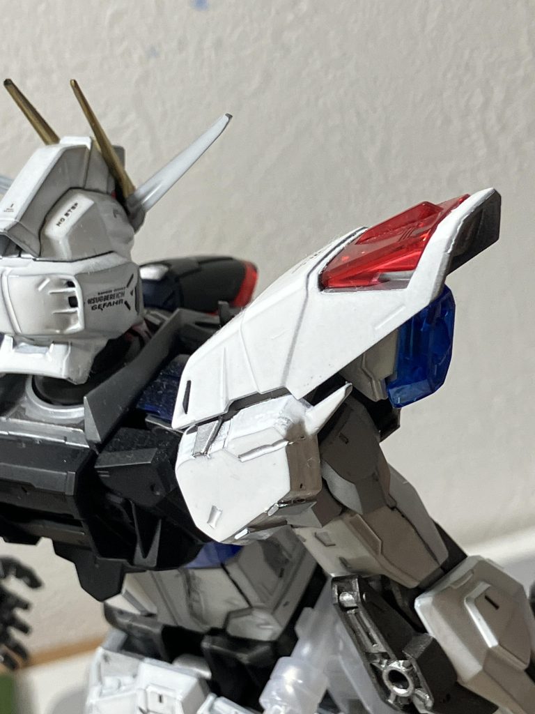 肩部はプラ板を積層し前後に厚みを持たせてから新しくディティールを追加。