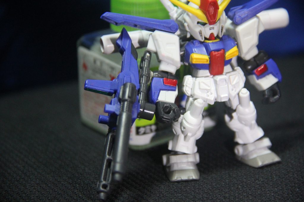 適当なパーツでライフルを腕の横に懸架できるようにした。