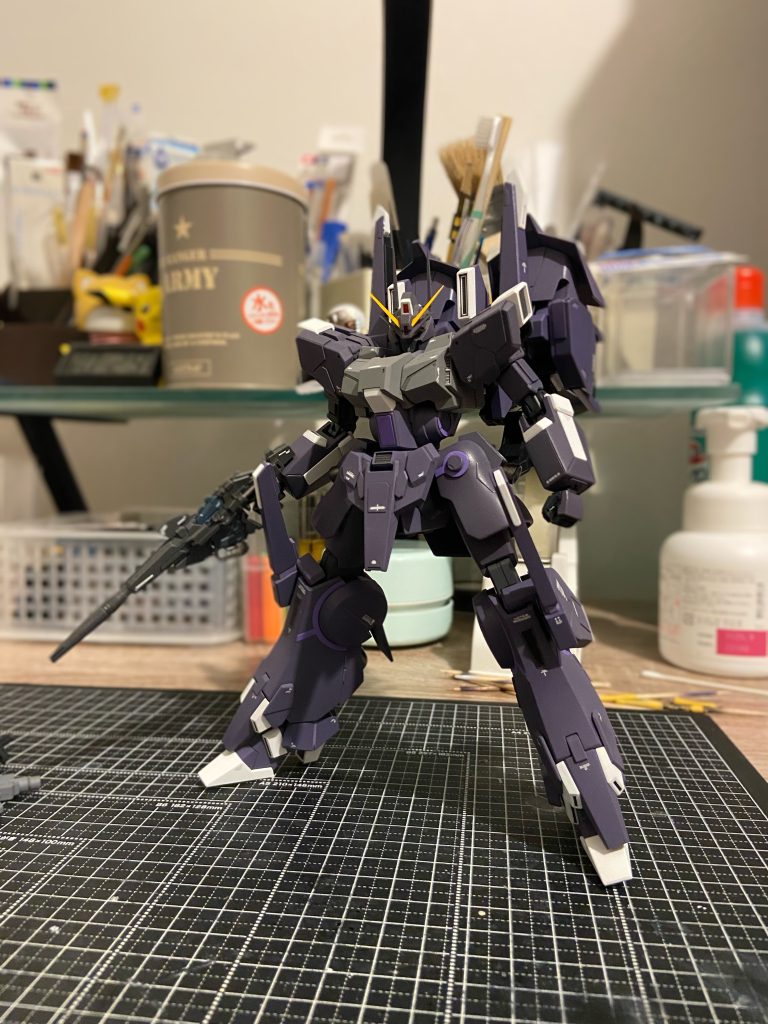 完成後机の上でパシャリ！肉眼で見た色合いに一番近い写真がコレでした。デカールはHGUCとRGのユニコーンガンダムの物とハイキューさんのRBコーションデカールの白と紫を使っています。