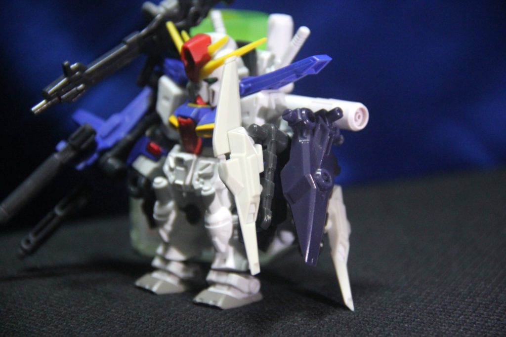 左腕には大型シールド装備。ゼネラルレビル仕様の羽がここで役に立った。 仮Gフォートレス