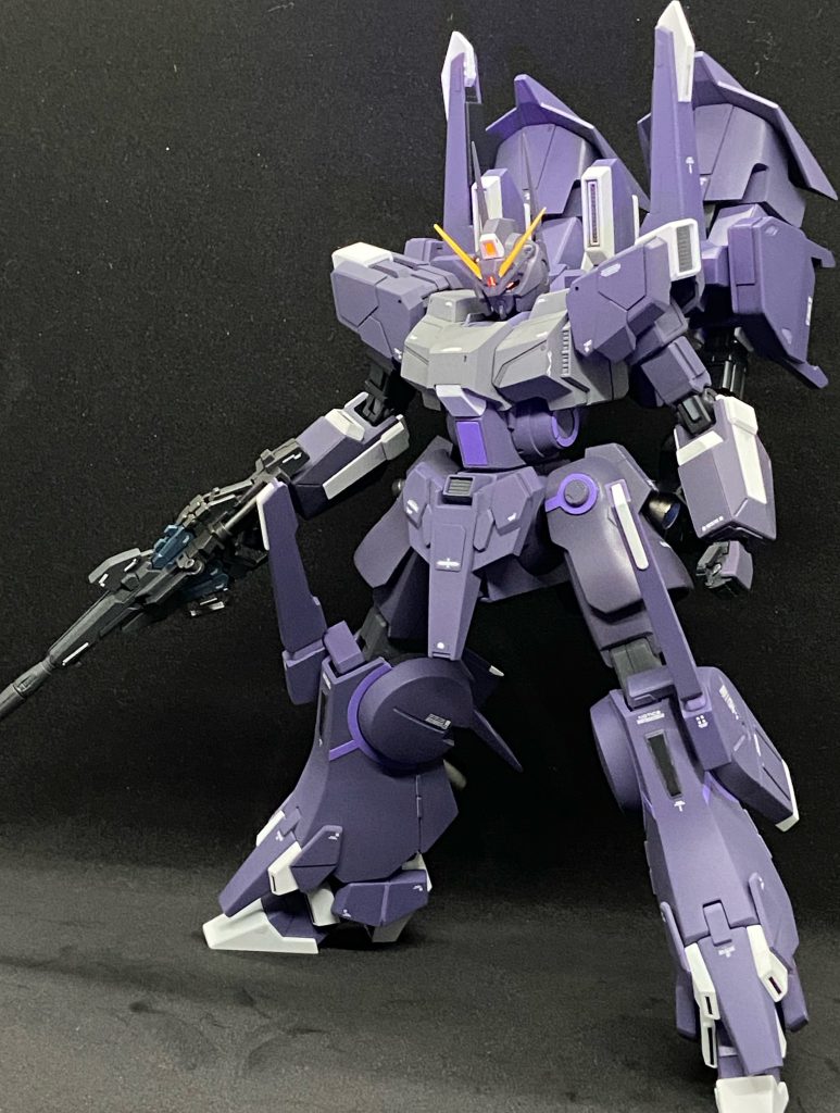 ビームマグナムはRGのユニコーンをフェネクスに改造した時の余っていた物を流用。1部合わせ目消しが必要なので後ハメ加工したり、スコープがシール貼るだけだったので偏光ミラーシートを透明プラ板に貼った物を蛍光グリーンで塗装してクリアパーツ化したり。