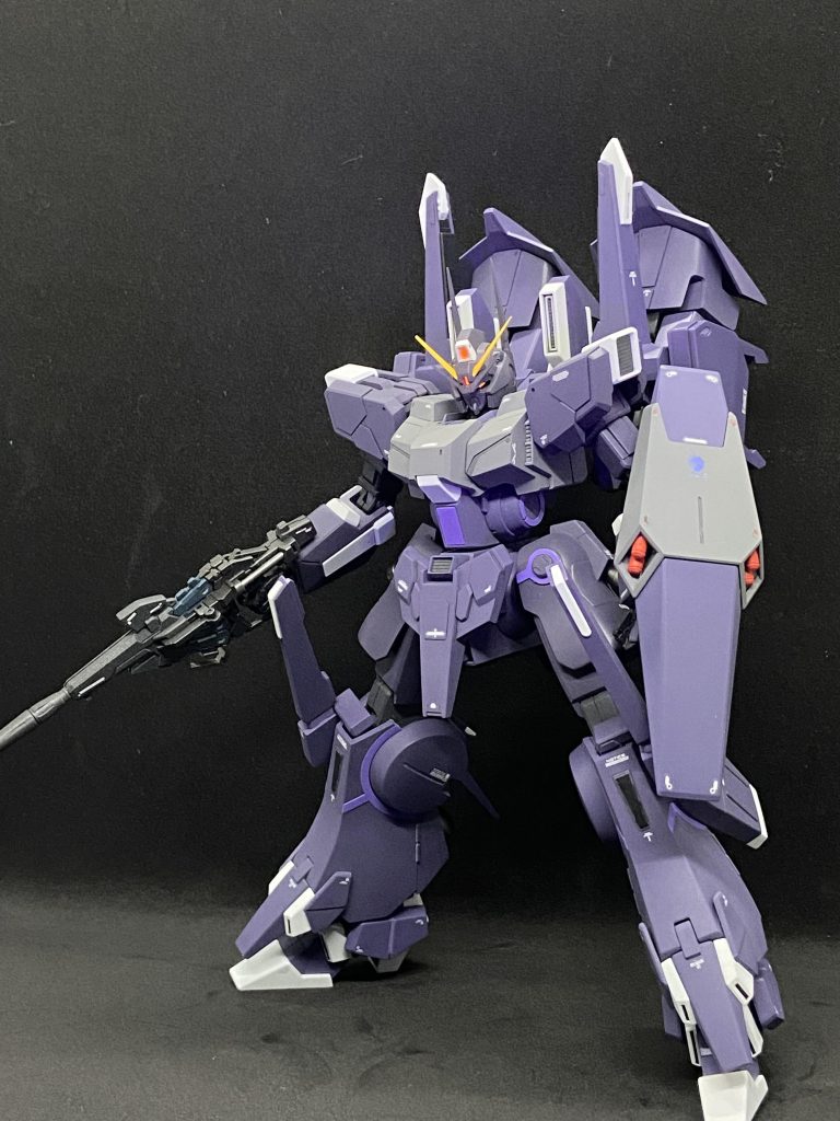 ビームマグナムだけじゃ寂しいなとジェガンのシールドとライフルも制作(ジェガンのライフルは撮影忘れました💦)。アナハイム社のロゴじゃなくてビスト財団のロゴを貼ってます。肩アーマー、リアアーマー、ジェガンシールドの裏側はプラ材でディテールを追加してるんですが殆ど見えません！頭部のバルカンはカマボコ状だったので削り落としてハイキューさんのガンマズルSを使ってメタルパーツ化しています。