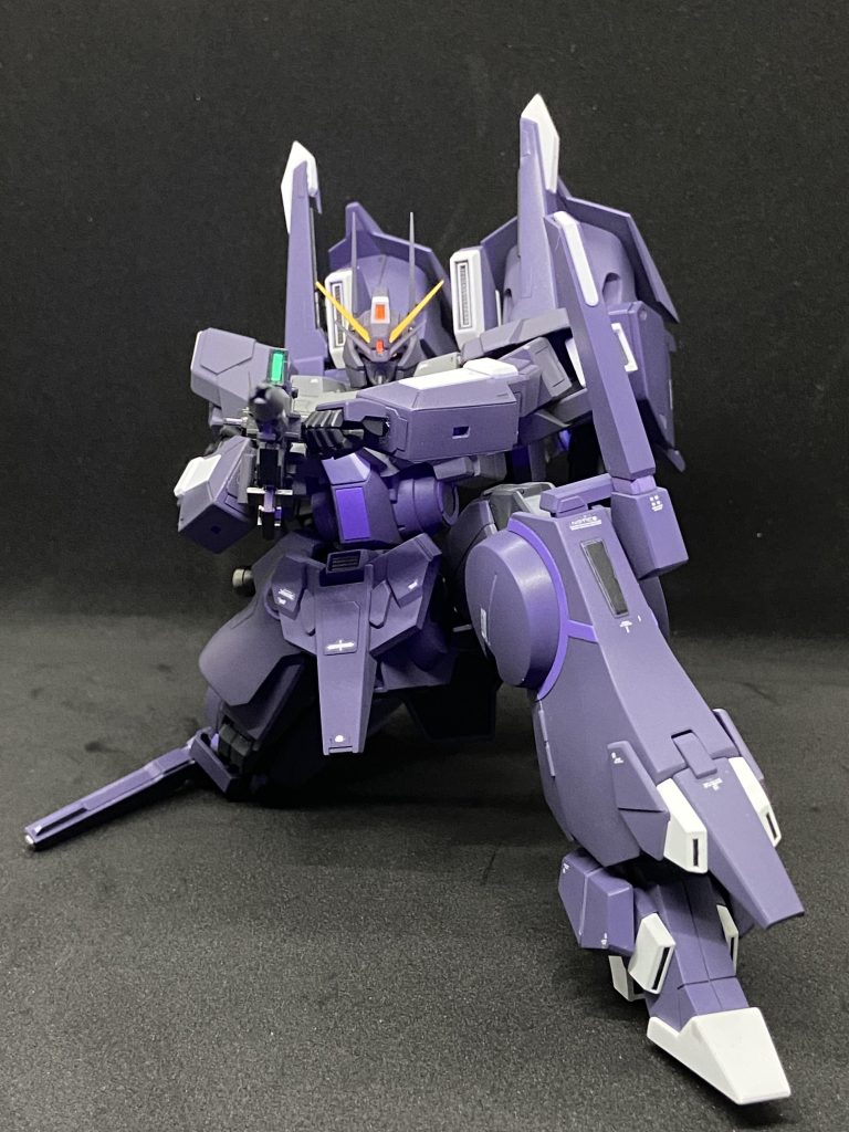 装甲の紫はガイアノーツさんのボトムズカラーのダークバイオレットを使用、少し思ってたより明るいですがいい色ですね。装甲の一部太いライン等とコクピットハッチ等の明るめの紫はクレオスさんの水性ホビーカラーを調色して、マスキングしてエアブラシで吹き付け。一部修正にはマジックリンを使って拭き取りしました。キレイに落とせて感動的でした。