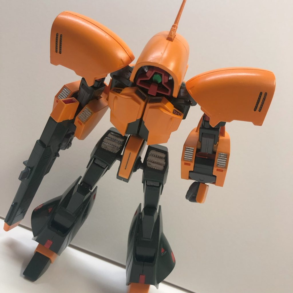 ぼくは子供のころガンダムに出会いファン歴20年程なんですが、そんなぼくが一番愛するMSがこのアッシマーですなので復帰したらまず最初は絶対アッシマーで!という思いでいました(中古屋で4000で見つけて買いましたがこいつに限っては後悔0!)あーすごい(*´Д`)初心者の至らぬ作品ですが見ていかれてくださいナ