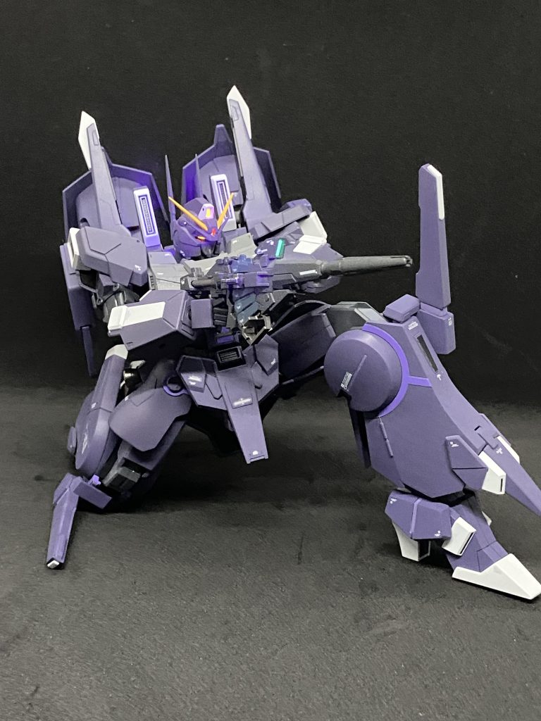 メインカメラやデュアルアイはガイアノーツさんの蛍光でメタリック塗装。全体的にシャープ化とダルいモールドを作り直す。ただ凹んでるだけのスラスターや排熱ダクト(？)はスリット入りプラ板を厚みを調整して貼り付けたり、彫り込んだり。うるさくならない様に少しだけパネルラインを追加したり、色分けを増やしたり。デカールもうるさくならない程度に貼っています。