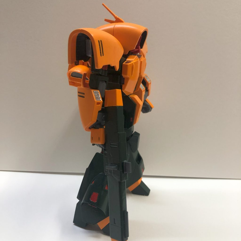 これは自分の信念というか好みなんですが、基本的にはアニメカラーでいてほしいんですよねなので説明書のカラーにはふっつーにイエローが推されていましたが、そんなの無視してオレンジ系でいきました最初は塗料の種類の違いもわからずアクリル系を買って筆を3本戦死させたり、いきなり色を塗って着色せず(´-ω-`)???となったり様々な洗礼を浴びてしまいました試行錯誤と調査の結果、ホワイトサーフェイサーを塗ってから本塗装するという解にたどり着きましたが合ってんですかね??やや不安装甲内部なども最初は自力(!!!)で塗分けていましたが、あとからマスキングテープを使えばいいという答えにたどり着きましたとてもむなしかった…ww
