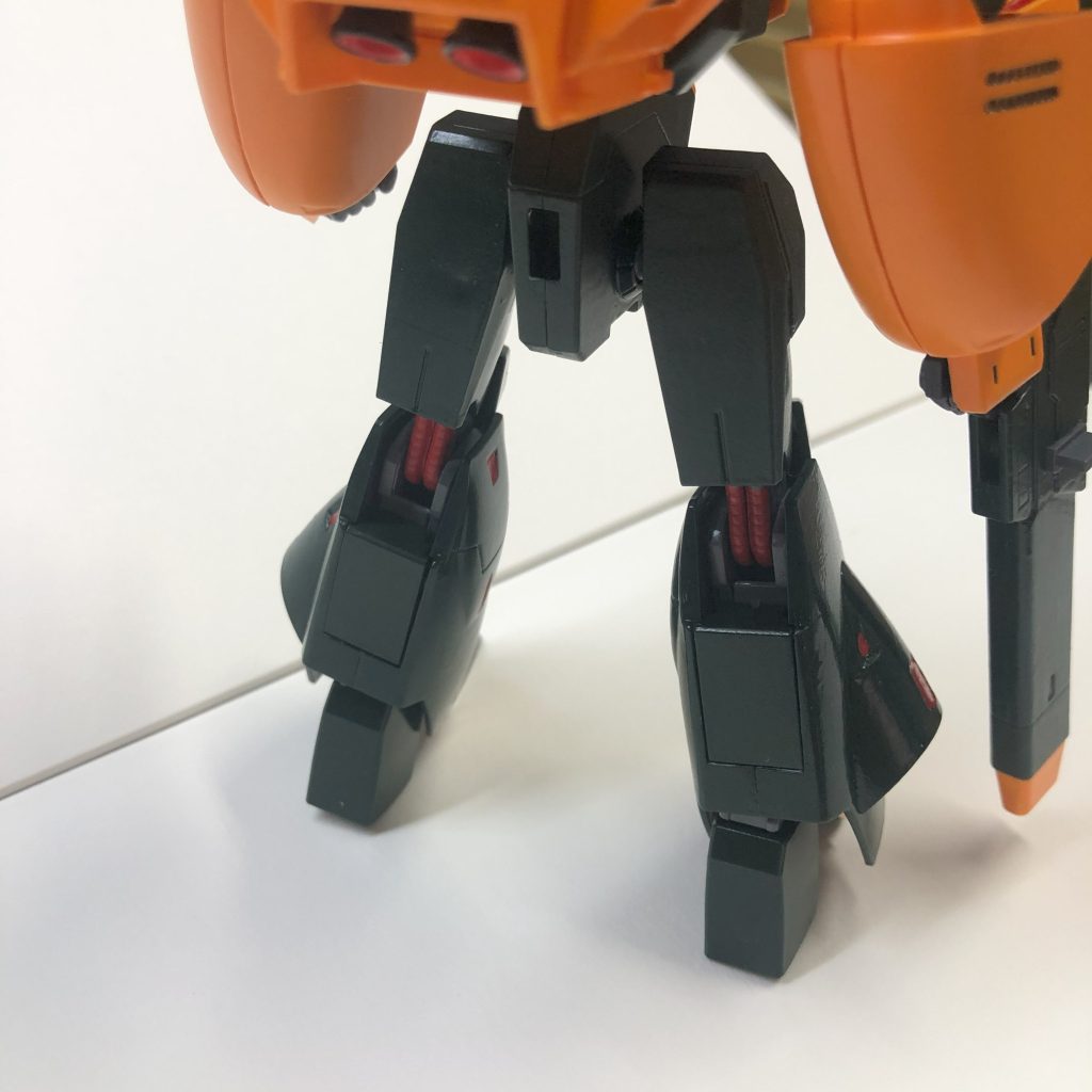 本来膝裏のこのパイプ?部分はシルバーでしたが、赤に塗装された機体があってもいいんじゃないか?!っつーことで勝手に変えちゃいましたこの部分以外にも二の腕内部のシリンダーとかも赤になってたりします工場ごとに細部が異なるとかよくある話じゃない?それを再現したわけですよ!!!!!!