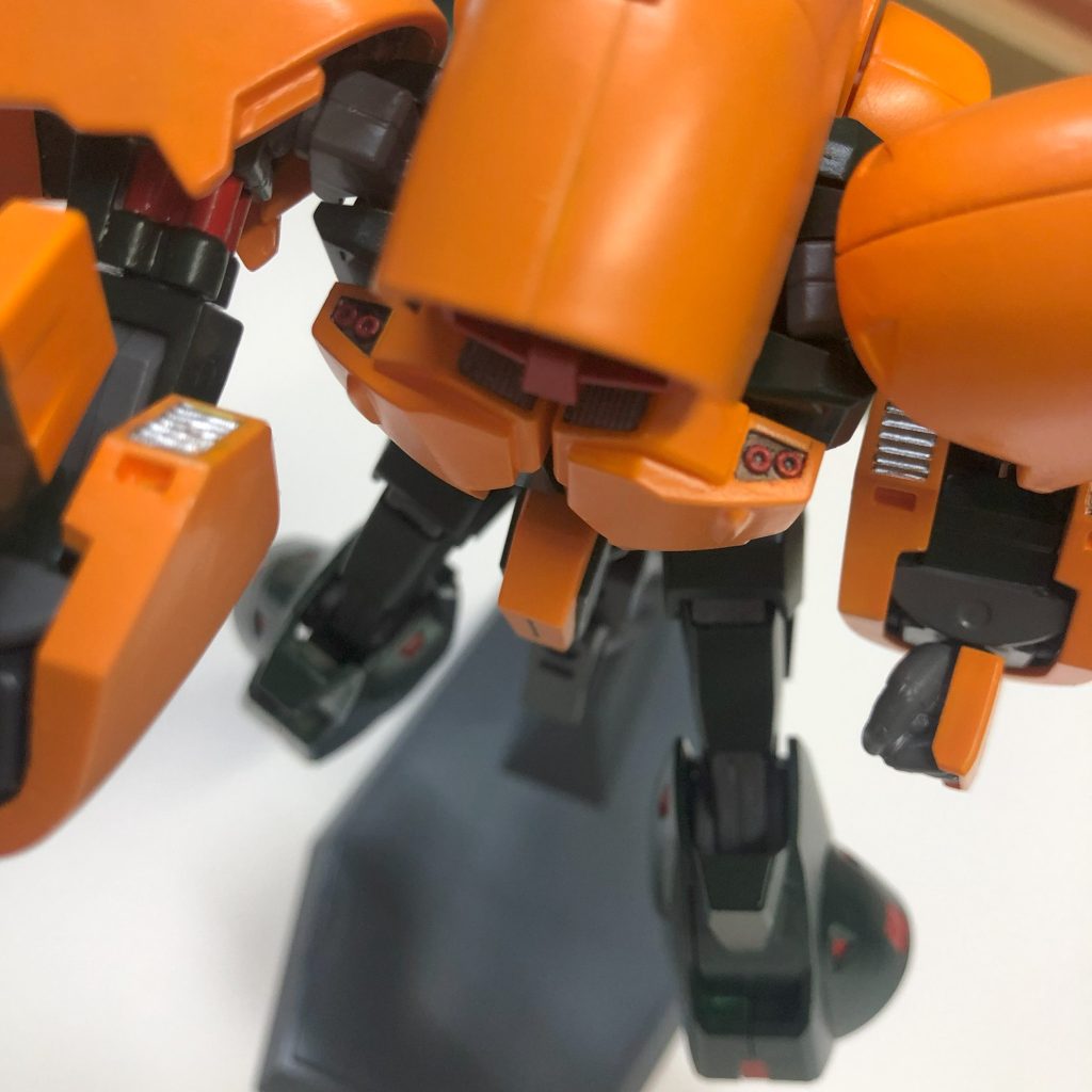 結構分かりにくいですが、あの変形時にパカ☆っと開く胸部装甲上部の塗装は個人的には上手くいったと思っていますというかこういう細かい箇所の塗装がむずすぎるんだが諸兄はどうやってあんな綺麗にやっているんだ!?コツとかあったら是非教えてほしいです