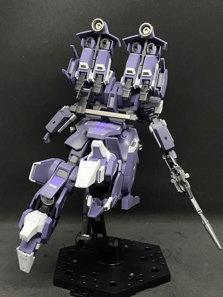 バックショット。バーニアは内側がスーパークロームシルバーII、外側がガイアノーツさんのガンメタルなんですがあまり分からないですね💦内側のスーパークロームシルバーIIに蛍光クリアーを吹いてあるのでブラックライトで光ります。