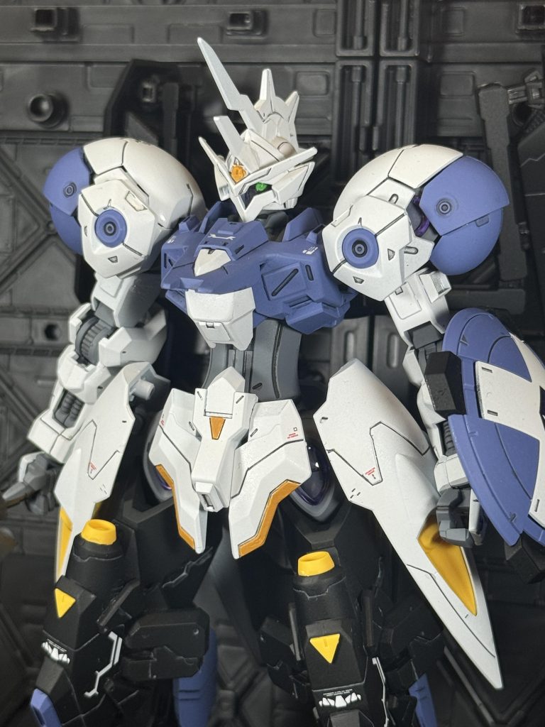 頭部はプラ板でツインアイにしましたが、、、よく見えない。