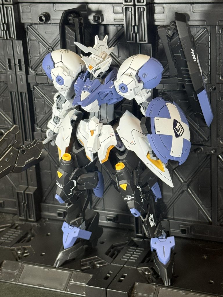 胸部と膝の外装は頑張りました。キマリスヴィダールのパーツをかなり切り刻んでパテや接着剤で無理やり盛っています。