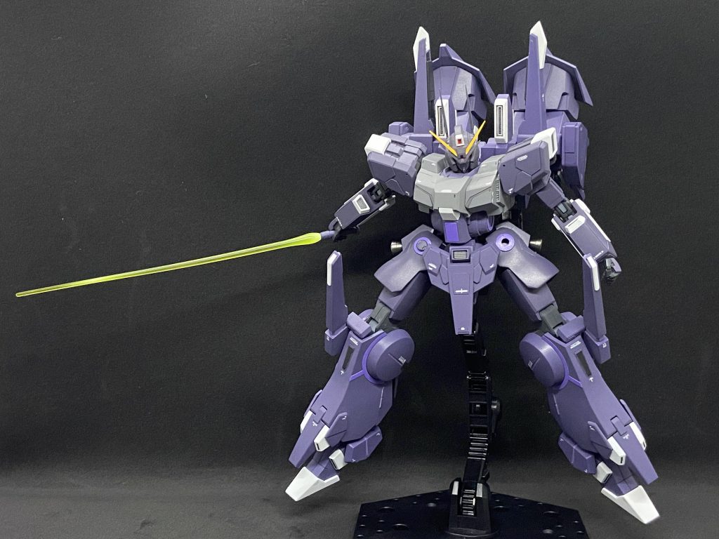 サイドアーマーの丸と一モールドとビームサーベルのグリップのモールドはダルい上にパーティングラインが重なっていたので、全部削り落として作り直しました。作り直したついでにサーベルのグリップは取り外せるようにしてあります。