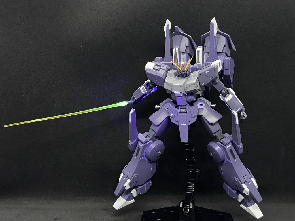 ビーム刃は1/100サイズのクリアイエローを使用。蛍光イエローと蛍光イエローにホワイト少量足して調色した色でグラデーションかけてます。ブラックライト当てると緑色っぽく発光します。