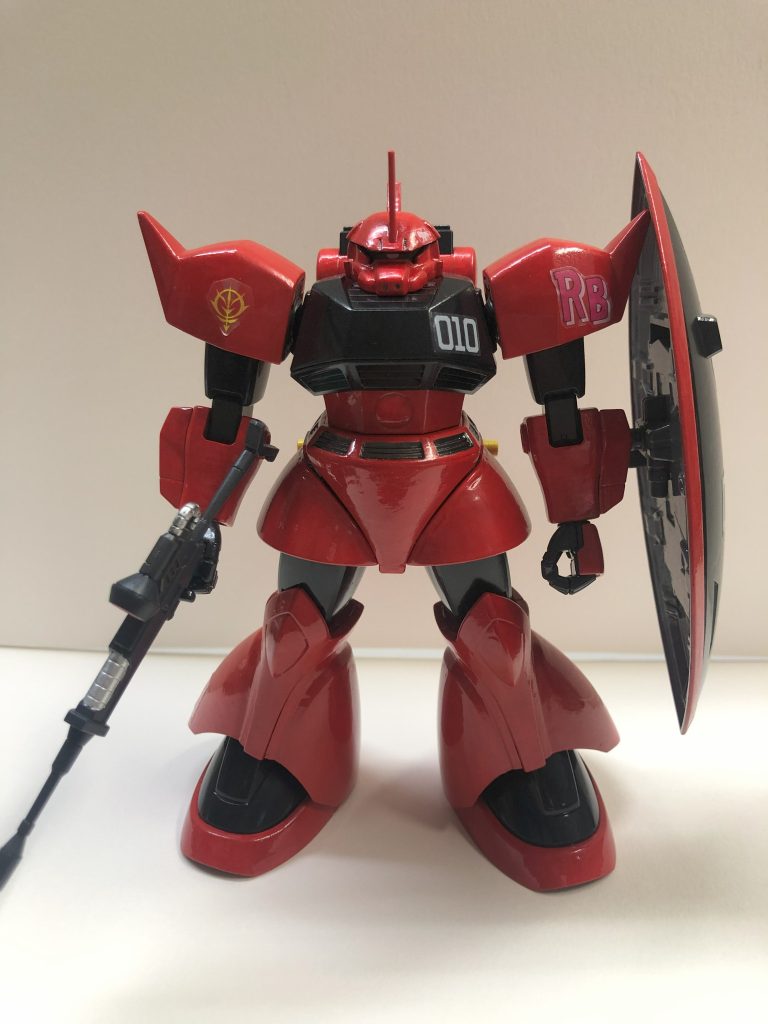 前回アッシマーは説明書に逆らってオレンジにしてましたが、今回は素直にいわれたまま塗装しましたといっても黒の部分には適当に買ってきてた「ディアクティブブラック」なる塗料が使われていますもはや黒光りするレベルで黒いんですけど何の苦労もなく真っ黒になっていったのでラクではありましたwしかしあまりに黒すぎて…まぁ様にはなってる?あとは手の部分&盾の裏&その他細かいトコなども変えちゃいましたが、雰囲気を損ねないように最低限の変更に済ませておりますちゃっかり装甲内部も塗ったのですがまず分かりませんネ