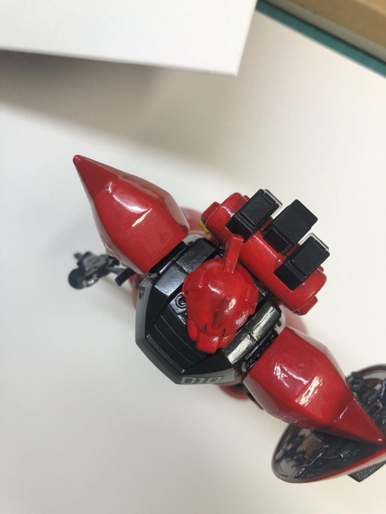 今回初めて「合わせ目消し」をやってみましたホントにこんなんで出来んのか!?ってず~~~っと心の中で思ってましたが、やってみると案外うまくいきましたといっても自信もないし初挑戦なので戦々恐々でしたが…、本来肩アーマー上部に合わせ目が出るんですがうまくきえてますね!!きえてるよね…???胴体は黒にするしめだたんしょ!って思ってた。ちょーめだってる。反省しないとォ…