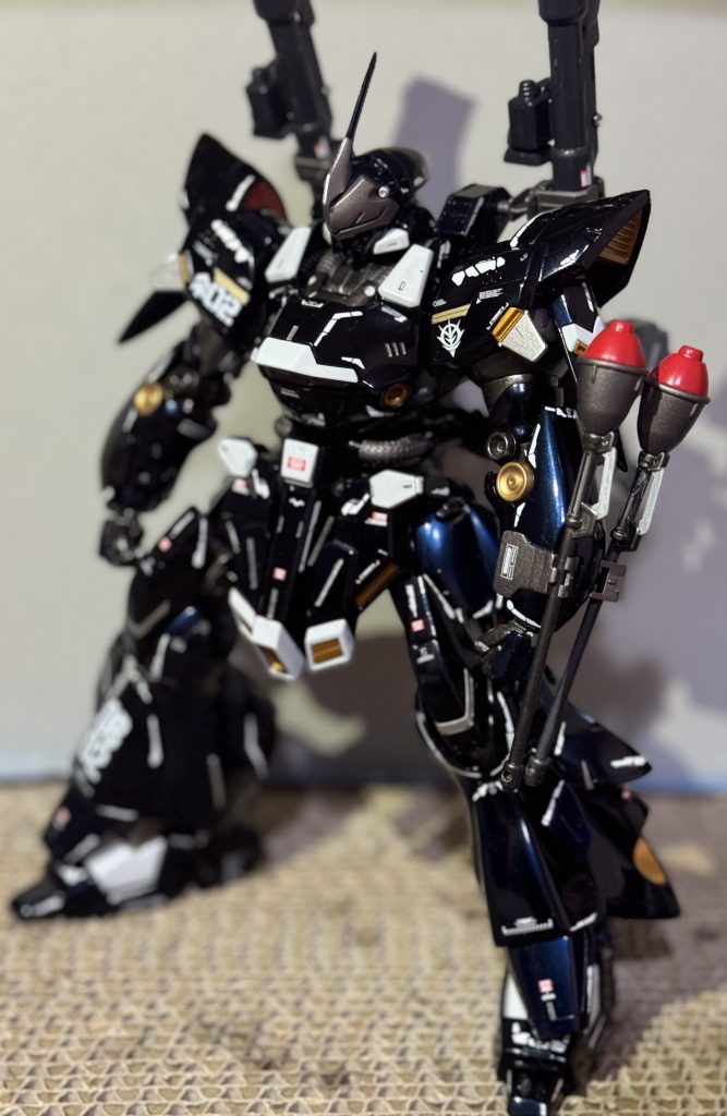 原作を見てないのですがデカールが気に食わなかったのでジオン系に変えました。