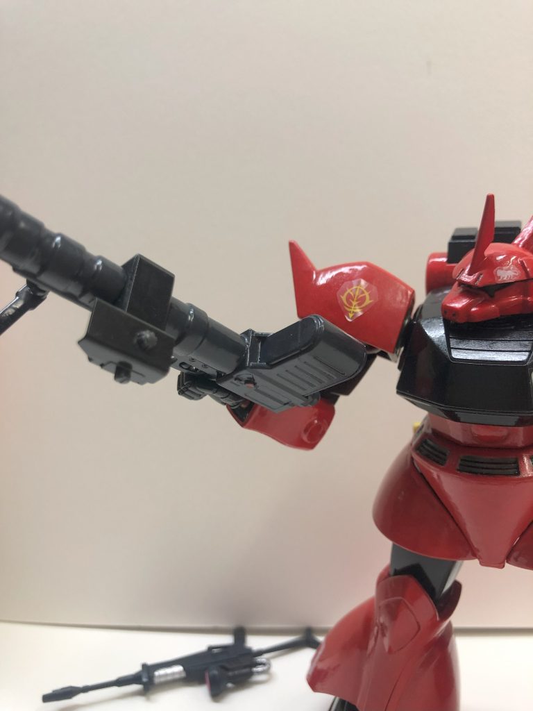 そう、色がおかしいのであるファントムグレーっていうからいい具合のグレーになると思ったんですよ…で塗ったでしょぉ全然違うでしょぉ!(本体とスコープボックスの色が違う)最初まっくろになったんですよ、何で!?って思ったら塗る前にちゃんと塗料をくるくる混ぜてないのが原因でした…wそれが分かった後に再度塗りなおしたらそれはそれでおかしなことになるという…、今回は塗装回りに深刻な問題が続発しています地味に赤点を作っていたりちゃっかり合わせ目も消したりとかしたんだけど、いかんせんこの混乱のせいですべてを諦めてしまったwwホントはもっと凝ったロケット砲にしたかったんだけどなァ…これにはゲルググくんも困惑