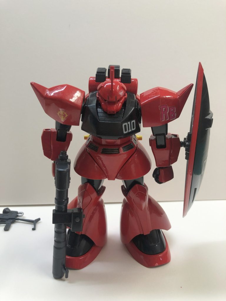 というわけでね…もうこんなんなっちゃったらね…と言いつつも最後まで誠心誠意制作しまして完成したのがこちら謝罪ゲルググでした途中までは上手くいっていたんですが赤がノらないしグレーだと思ったら黒が出るし合わせ目消しは忘れるしですごく大変でしたあとモノアイもシールにしたせいか存在感がほとんどない…wとかく反省点の多い結果ですが学びは多かったのでヨシとしましょう!次回はガンダムくんを予定しています!おそらくすぐ表に出せると思うのでなにとぞよしなに…(zaku-kao3)