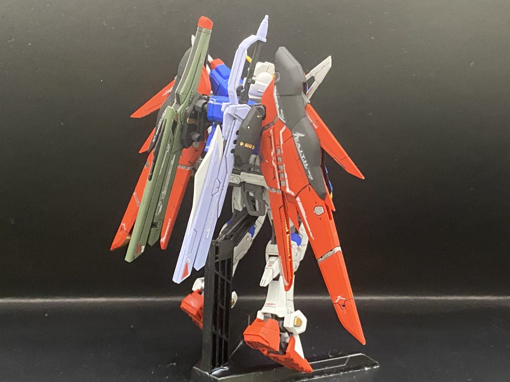 全身を前後から全体的にカッコイイ仕上がりなのは流石のRGと言ったところです。細かなディテールと付属デカールで本当にかっこよく仕上がるのが良いです。