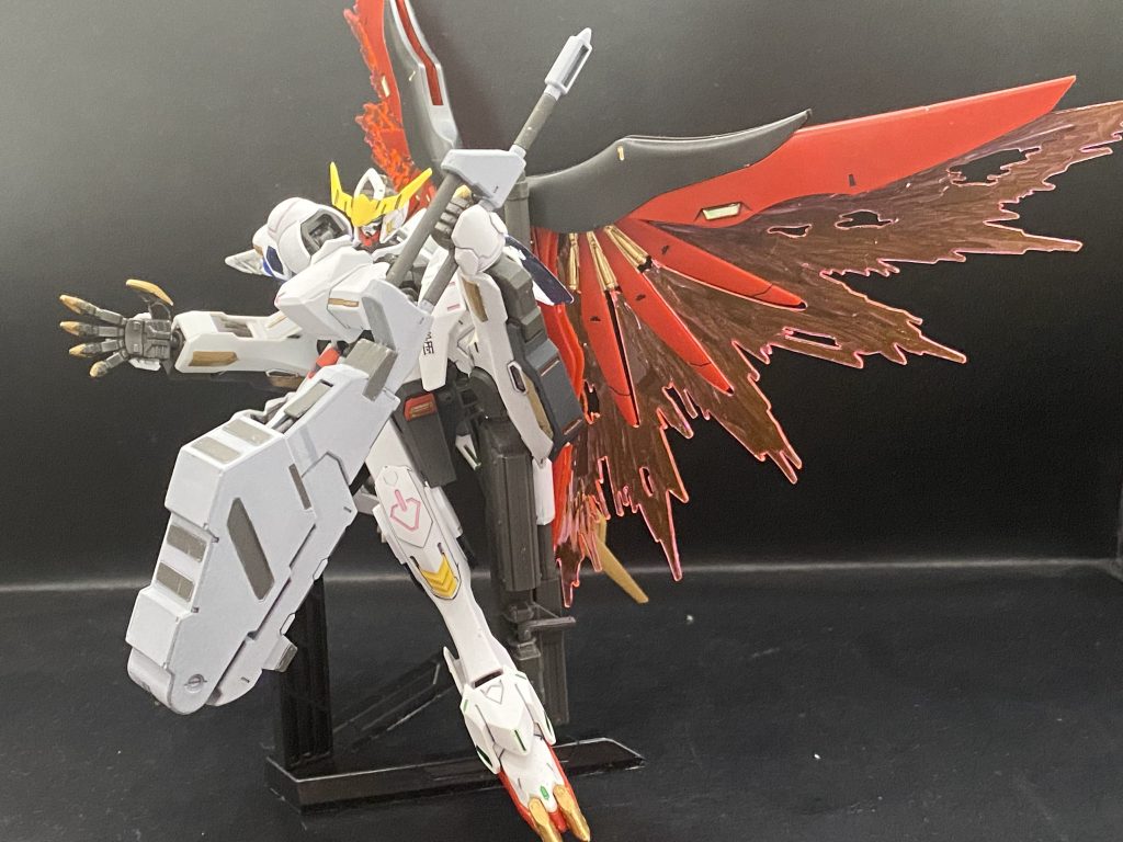 そして光の翼を展開してレンチメイスでポーズやっぱり羽を広げると迫力がどんと増します。