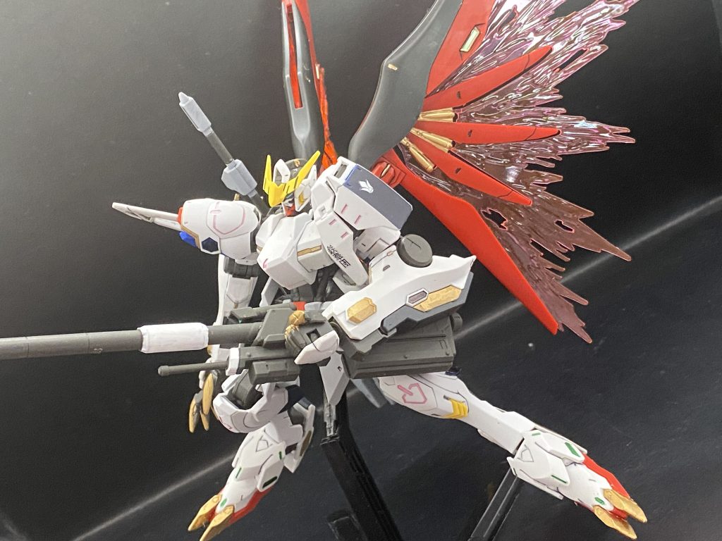 滑空砲を腰に構えてデスティニーのようにポーズ。