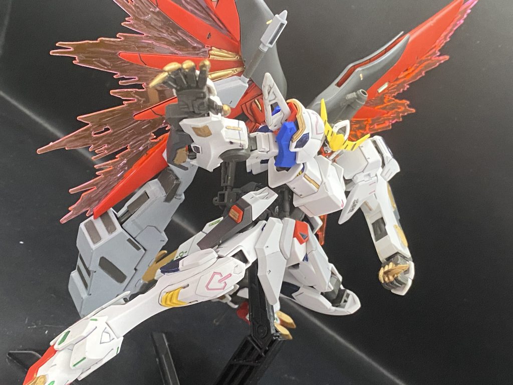 最後にパルマフィオキーナみたいなポーズで!実はフラッシュエッジが一つしか見つからなかったので片方だけ肩を変えたんですがいい感じにアンシンメトリーになって良かったと思います。つや消し、墨入れ、部分塗装でフィニッシュです。背面が大きくなったおかげでルプスレクスの大きな腕がいい感じに目立たなくなりバランスが取れました。