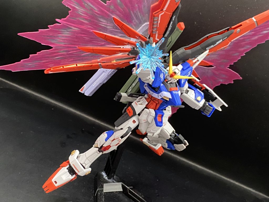 そしてパルマフィオキーナポーズ。穴は手のひらの丸いモールドに合わせてドリルで開けてHGCEのデスティニーのエフェクトパーツをつけました！