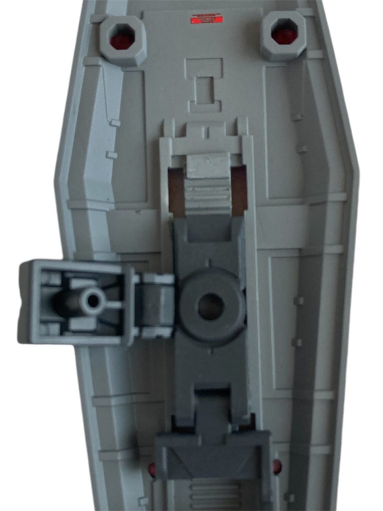 シールド基部も取付部を改造して装備した時に腕とシールドの距離が少し近づくようにしています。写真ではわかりにくいですが腕に取付けるパーツを基部の内側に取付る改造をしています。