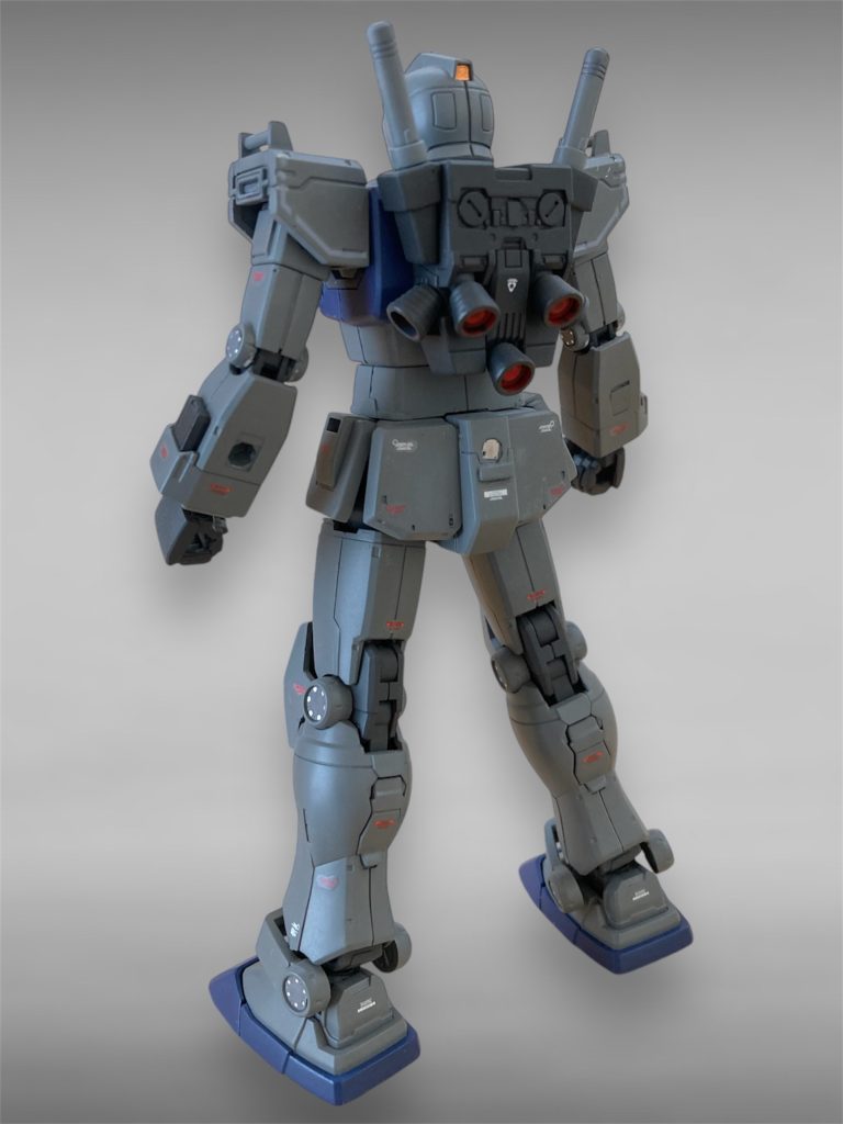 後ろ姿本体の改造はほとんどなく、後ろの腰部の3mm穴にネオジム磁石を入れて、武器を取付られるようにしました。