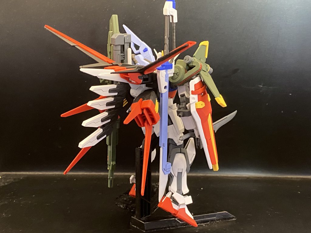 全身を前後からやはりパーフェクトストライクはいいですね。コンセプトのストライカーシステムであらゆる状況に対応するストライクに全部載せりゃ万能機だろうがと言わんがばかりの暴力っぷり。バッテリーが持ちませんよとでも言おうものなら外付けバッテリーで解決な!4つあればどうとでもなるだろという理論でポン付けされるまさにバランスなんて考えない最高のロマン機体です。