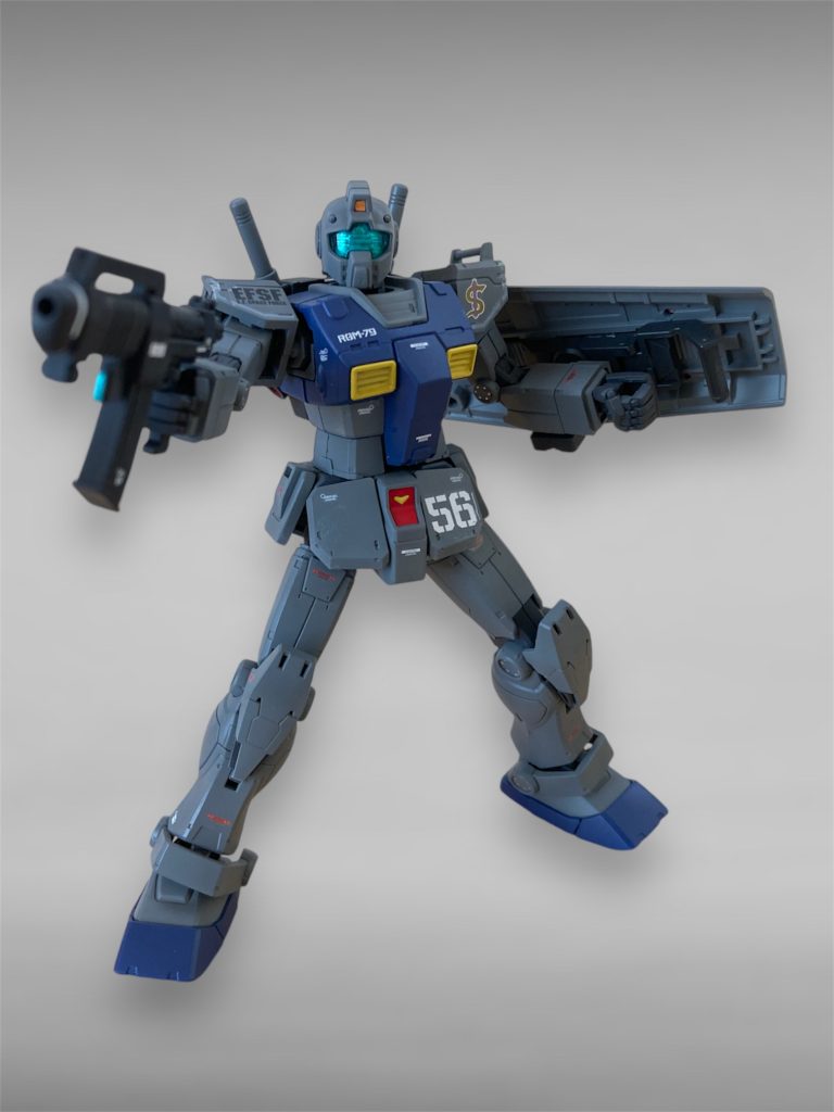 武器を構えた姿今回も多くのデカールを貼付けています。細かい作業はとても辛いのですがたくさん貼るとかっこよくなるので頑張りました。機体番号は付属では77でしたが、なんとなく好きじゃないのでモロッコ🇲🇦ジムのデカールの余剰を使い56にしました。番号に意味はありません。 