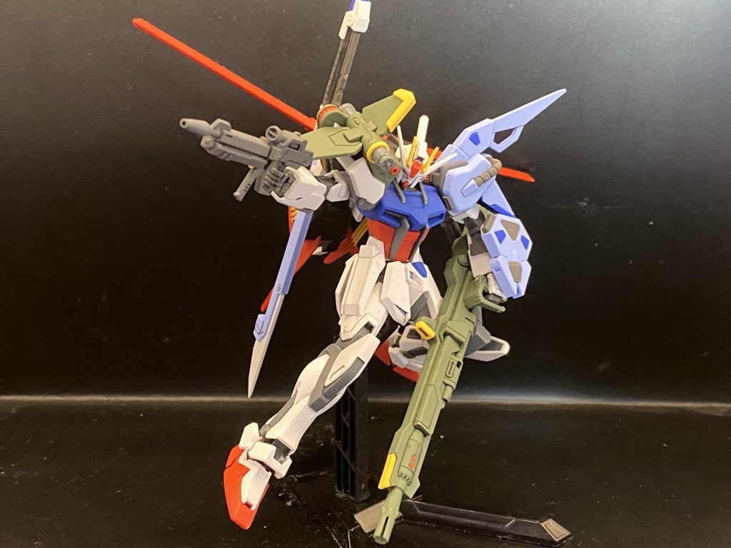 そしてビームライフル。SEED撃ちはソードのシールドが小さいので腕を水平にするのではなくアグニを構えるポーズで。