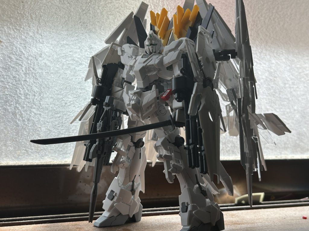 アー写等に刀があるのでレッドフレームから刀、フルコーンからガトリングシールド、もう一機分のペインティングモデルからアームドアーマーDEを、角を壊して萎えて放置していたノルンからビームマグナム、バックパックとアームドアーマーXCを拝借。刀がポン付け出来なかったのでランナーで軸を延長、そのままでは入らなかったので先端をヤスリで整え、入るように。4枚DEをつけるのには棚の肥やしになっていたパワードアームズパワーダーのロングを2本元のDEのマウント部から延長する形で接続。