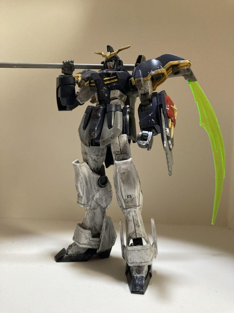 立たせたいけど、うまく立たない…。マジでなんなんだこのキット…。と思いましたが、説明書見返したら、関節めっちゃ曲がるモードとか肩のスラスター収納して腕の可動域が増えるとか…アイディアてんこ盛りキットでした。笑