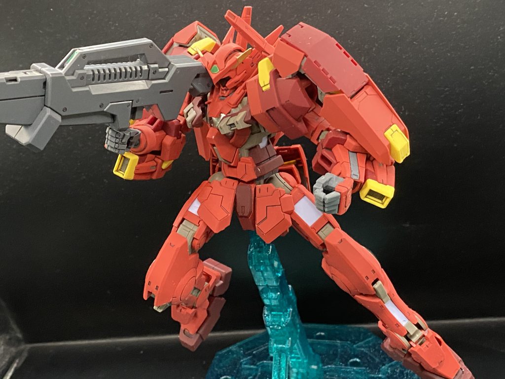 ランチャーを構えてポーズ。肩部分のアンテナ外して接続させるのがいいですよね。ランチャーの反動をこれで保たせられるようにしていると言うのがわかりやすくて。