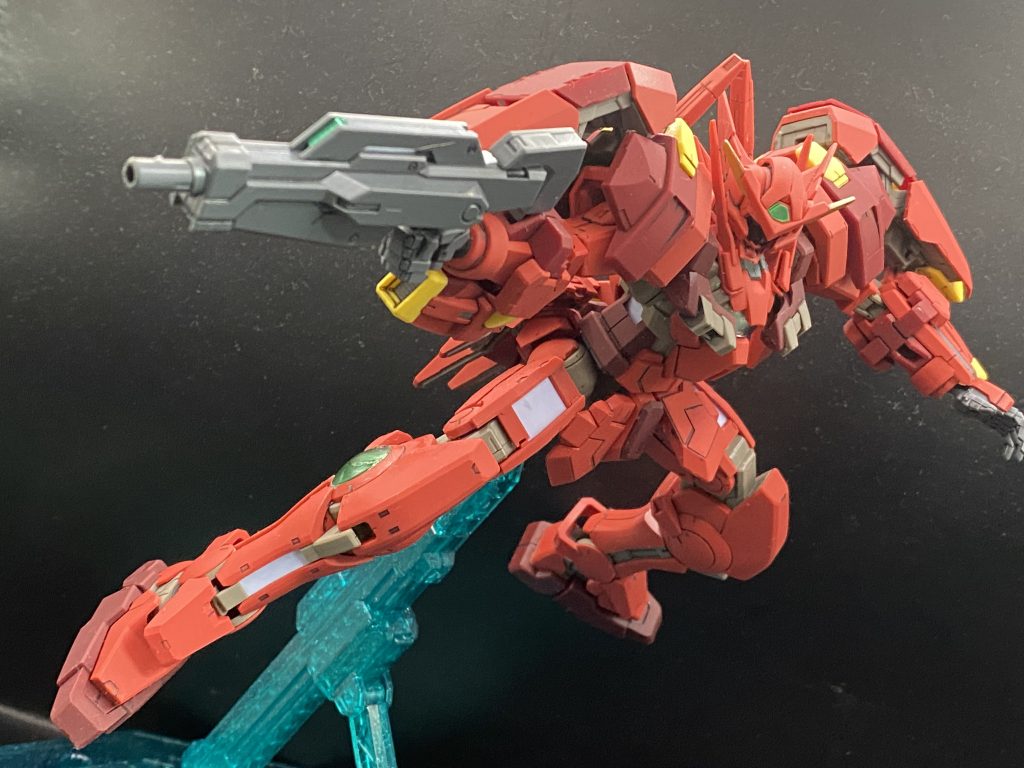 そしてビームライフルを構えてポーズ。seed撃ちっぽいポーズのはずが上半身のゴツさから別のポーズに見えるマジック。