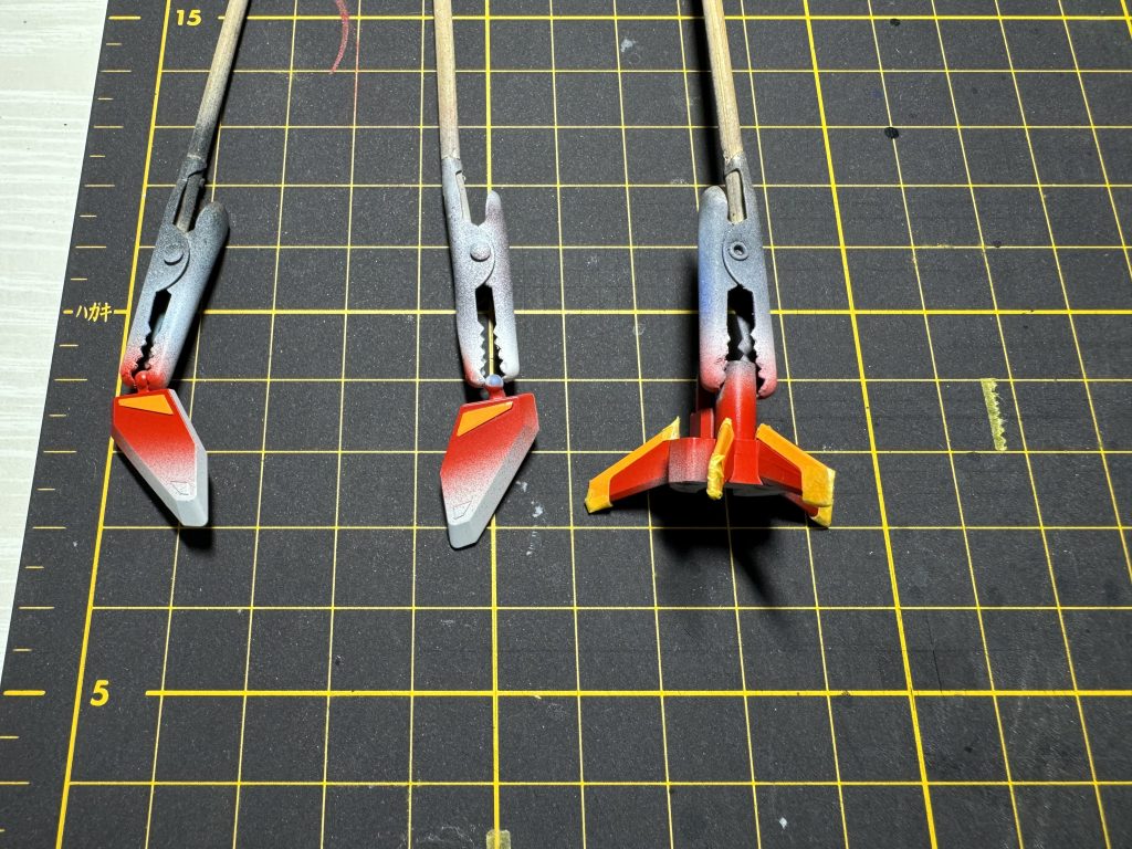 黒と赤の塗り分けが必要な部分にはキットのホイルシールを活用出来ました。