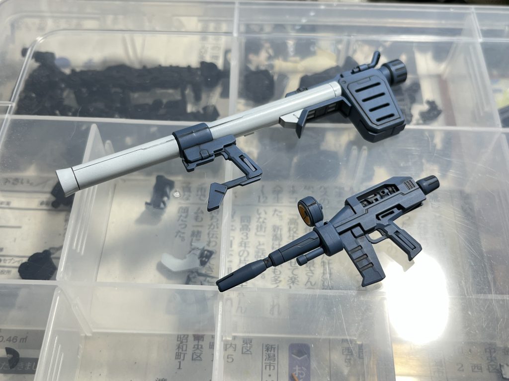 確か旧1/144キットは武器の塗装色がミディアムブルーの指示だったので、それで塗りました。バズーカはパーツ分割が巧みで塗りやすいですね。