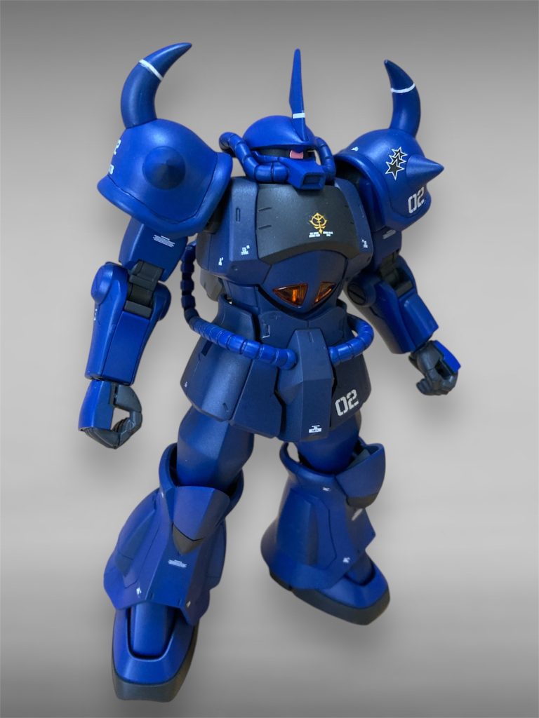 前側(武装なし)今回、左手は普通のマニュピレーターにしています。また、ライフルを持たせる都合でヒートロッドが出る部分を左右入替え。頭部はグフのモノはなんとなく厚ぼったいイメージがあったので余剰パーツとして付いていたグフカス?のモノに変更しさらにモノアイレールを1mmほど詰めています。もう少し脚部が太いとどっしりした印象になるのになぁと思いますがでもかっこいいですね。