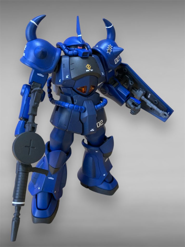 前側(武装あり)ザクか何かの余剰となっていたマシンガンを少し改造して持たせています。銃持ち手の手首部分はそのままだと手首が斜めになってあるので、毎回一度切って真っ直ぐに付け替えています。その為、マシンガンを持たせにくくなってしまいます。