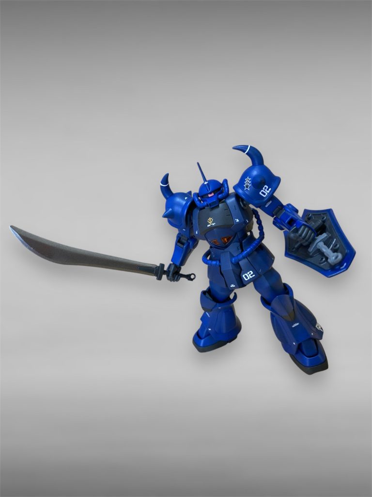 サーベルを構えて。今回はランバラルの乗機とはせずに量産機としてデカールを貼っています。塗装はボディはティターンズブルー2、頭部や四肢はクレオスのMSブルー(Z)。サフにメカサフを吹いたことで全体に暗めの仕上がりに出来ました。