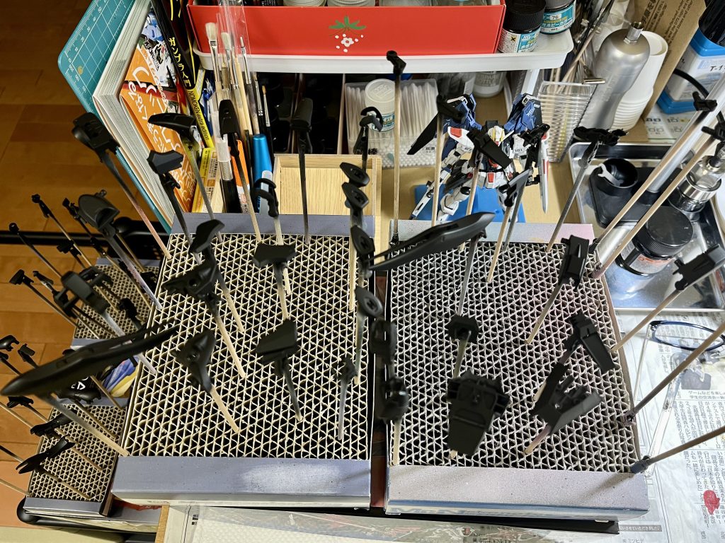 ところがッ、黒サフで塗り潰すという暴挙に出ました〜。罰当たりです💣クリアカラー仕様が好きな皆さん、ごめんなさい、私、クリアカラー仕様が好きじゃないんです…🙏