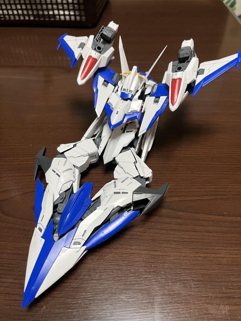 撮影前に確認で変形させた時のです多分この時に白化したんだと思います(gundam-kao9)