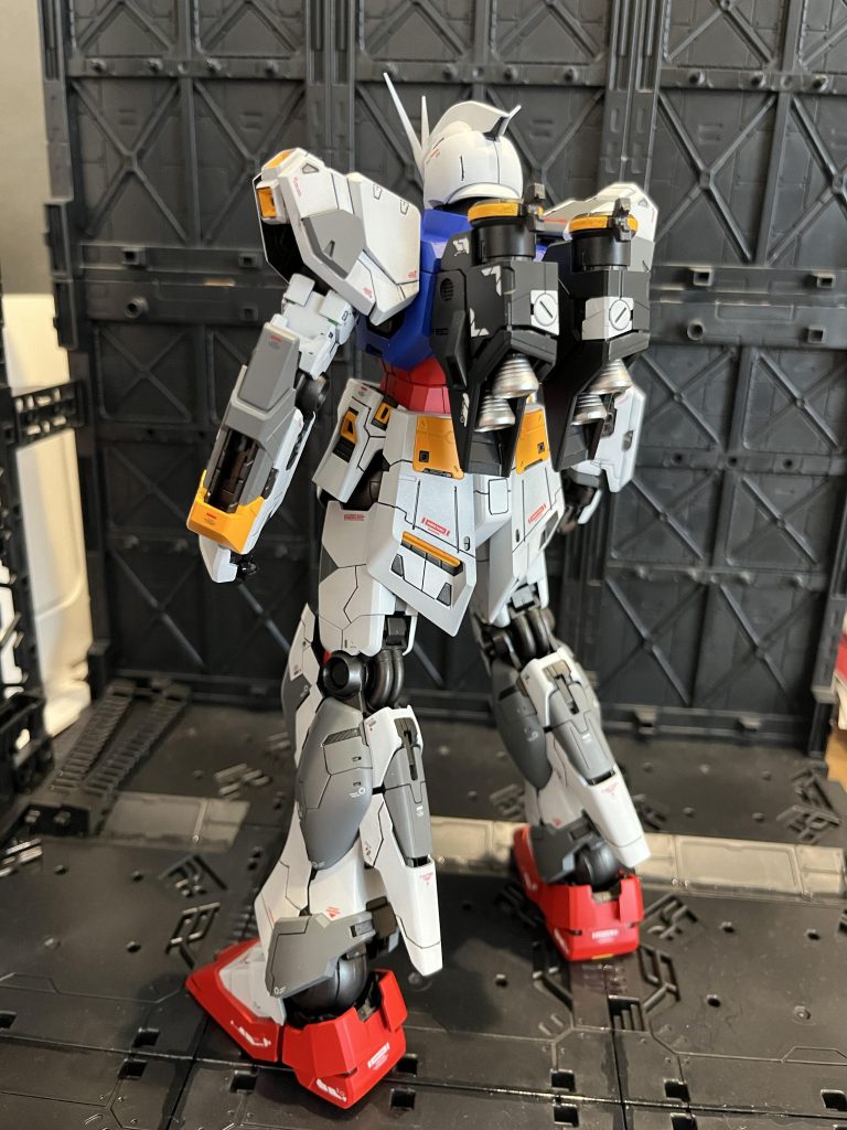 背面は後でファンネルやバズーカを背負うので、デカールも少なめです