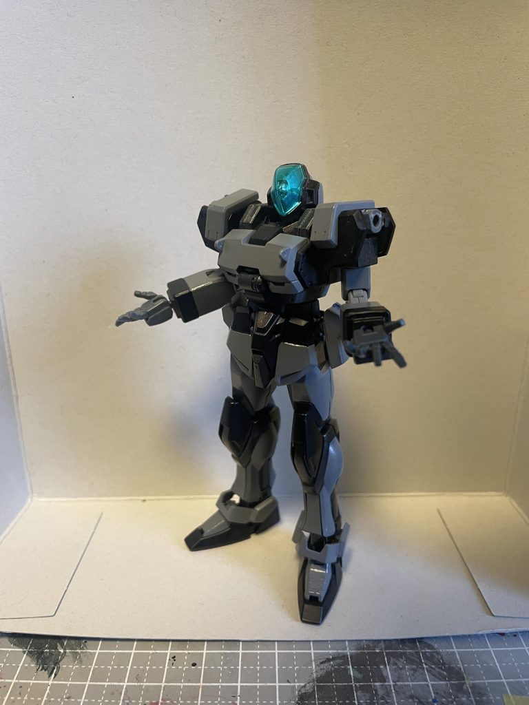 脚部はHGCEストライクガンダム。サイドアーマーはグシオンリベイクフルシティの物を流用。どちらも我が家のマウンテンサイクルからの発掘物です。