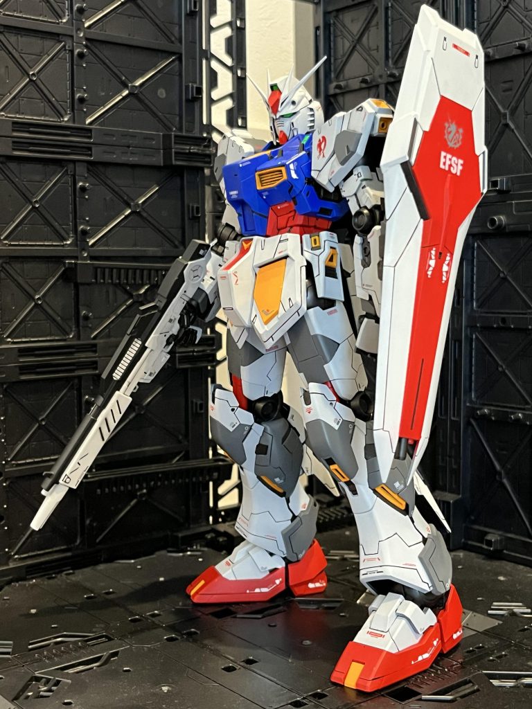 ツインアイ、センサー、サイコフレームを全て蛍光グリーンで塗装しましたが、サイコフレームを露出するとニューガンダム感が出過ぎてしまうので、今回はおとなしくしてます